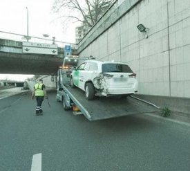 Dépanneuse et patrouilleur sur une voie rapide