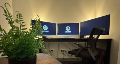 Salle de montage LYFT, trois écrans et fauteuil