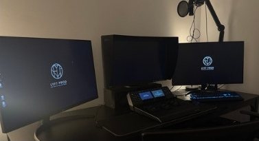 Salle de montage avec micro de speak